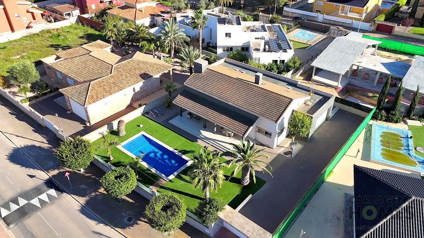 Chaletazo En Planta Baja en Loma de Canteras — en venta